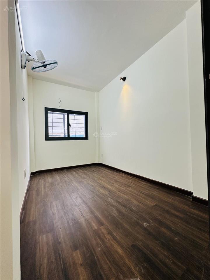 Bán nhà cách mạng tháng 8, gần hẻm xe hơi, 2 tầng, quận 10, giá chỉ 2.85 tỷ