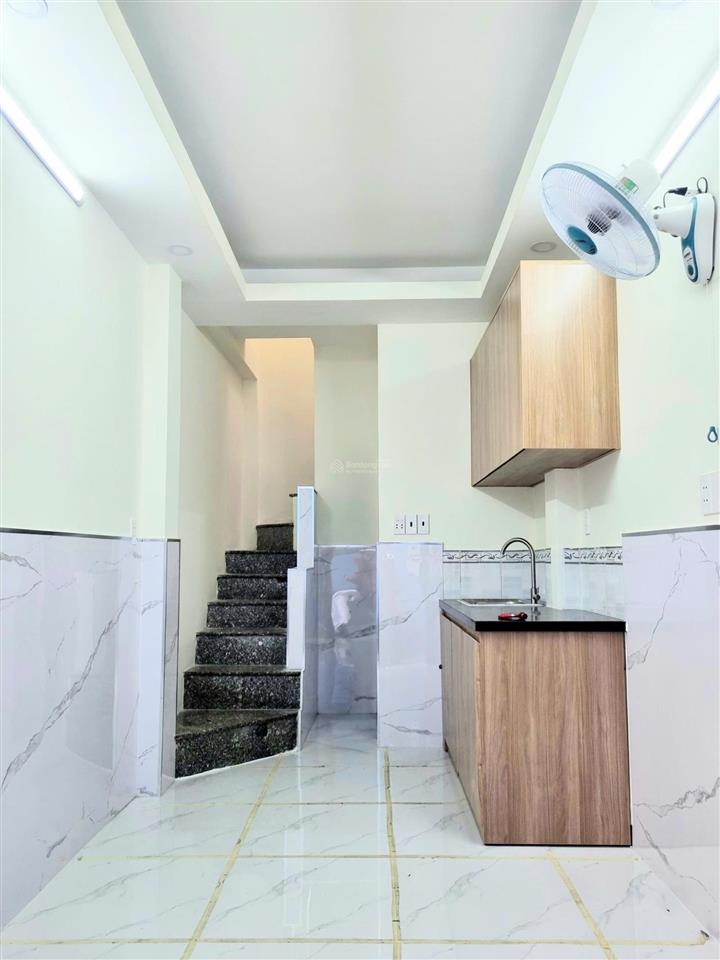Bán nhà cách mạng tháng 8, gần hẻm xe hơi, 2 tầng, quận 10, giá chỉ 2.85 tỷ