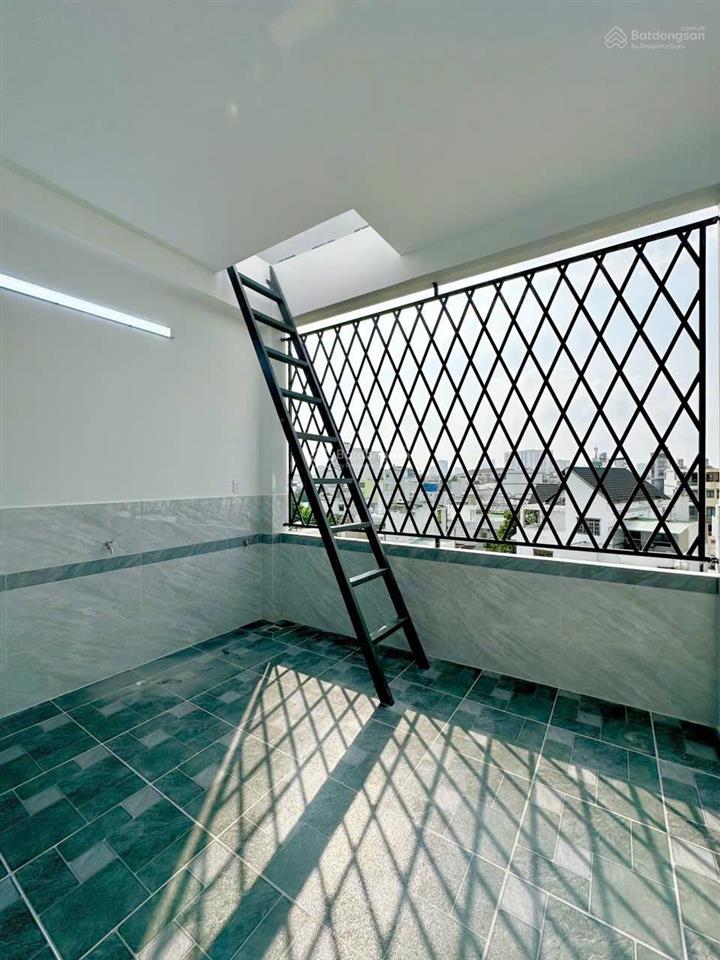 Bán nhà mới đẹp, có thang máy, khu đồng bộ cao tầng