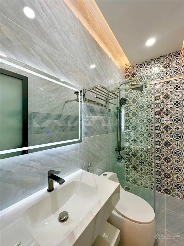 Bán nhà mới đẹp, có thang máy, khu đồng bộ cao tầng