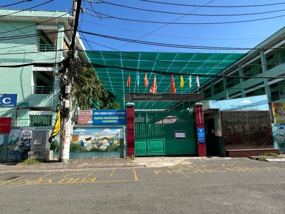 Góc 2mt phùng tá chu ngay trường học, dt 8.64 x 16m, cấp 4, giá 14.2 tỷ