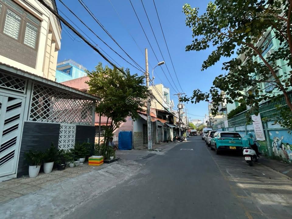 Góc 2mt phùng tá chu ngay trường học, dt 8.64 x 16m, cấp 4, giá 14.2 tỷ