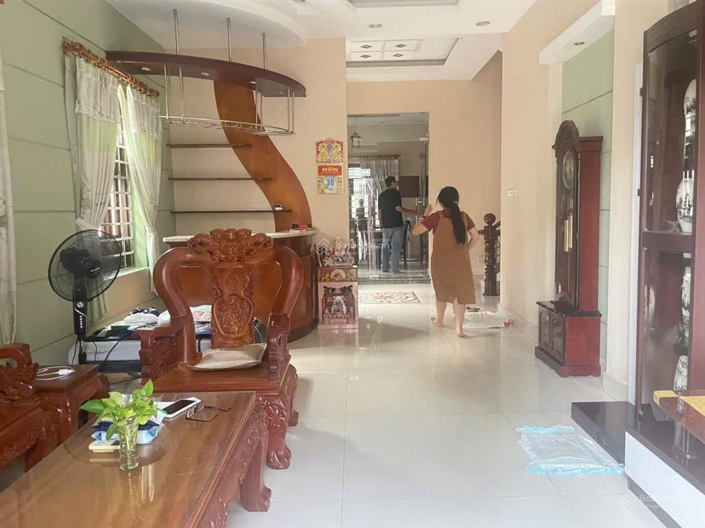 Cho thuê biệt thự khu tên lửa, mt đường số 13c, dt 10 x 22m, 3 tấm, giá 40 triệu/tháng