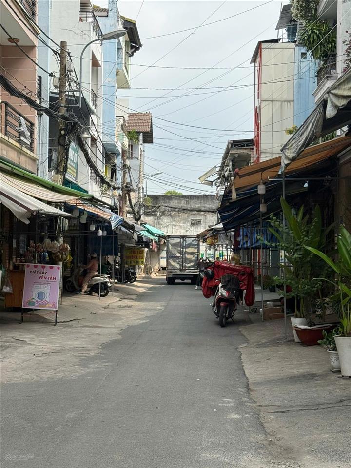 Bán nhà gần mt dương quảng hàm, trệt 3 lầu, giá 8.6 tỷ