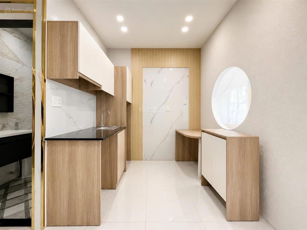 Bán chdv 102m2 , đang cho thuê 90tr/1 tháng , 12 phòng , 5 tầng , giá chỉ 11,6 tỷ đường lê văn thọ