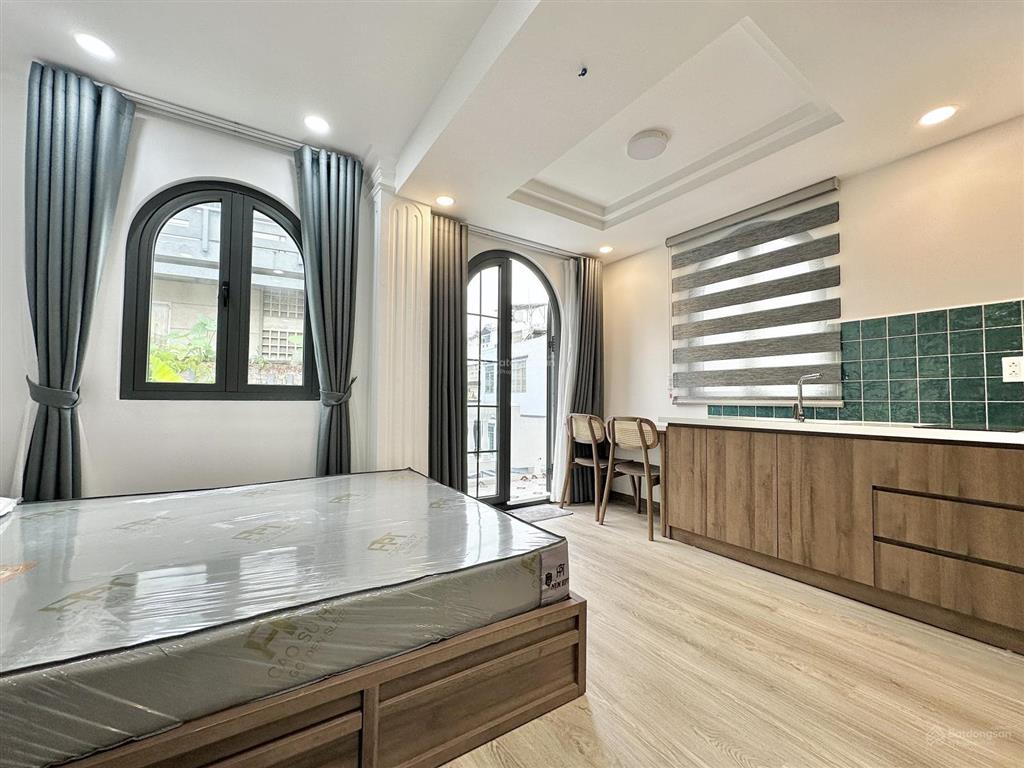 Cho thuê căn hộ mới 35m2 có ban công, an ninh, full nội thất cao cấp ngay khu phan xích long.