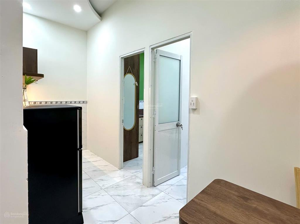 Căn hộ 2 phòng ngủ ban công full nội thất gần sân bay