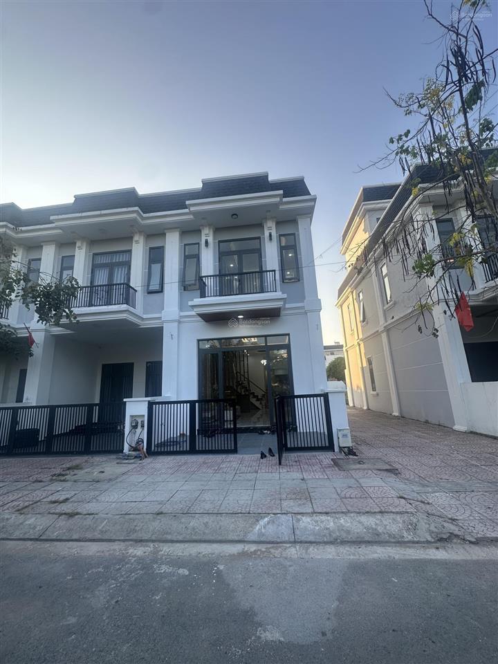 Nhà phố góc 3 lầu view hồ bơi the sol city, 4,350 tỷ, full nội thất, shr, đã hoàn công hỗ trợ vay