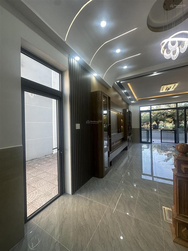 Nhà phố góc 3 lầu view hồ bơi the sol city, 4,350 tỷ, full nội thất, shr, đã hoàn công hỗ trợ vay