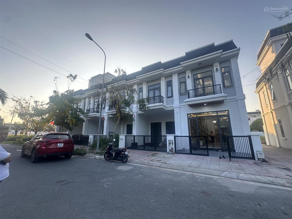 Nhà phố góc 3 lầu view hồ bơi the sol city, 4,350 tỷ, full nội thất, shr, đã hoàn công hỗ trợ vay