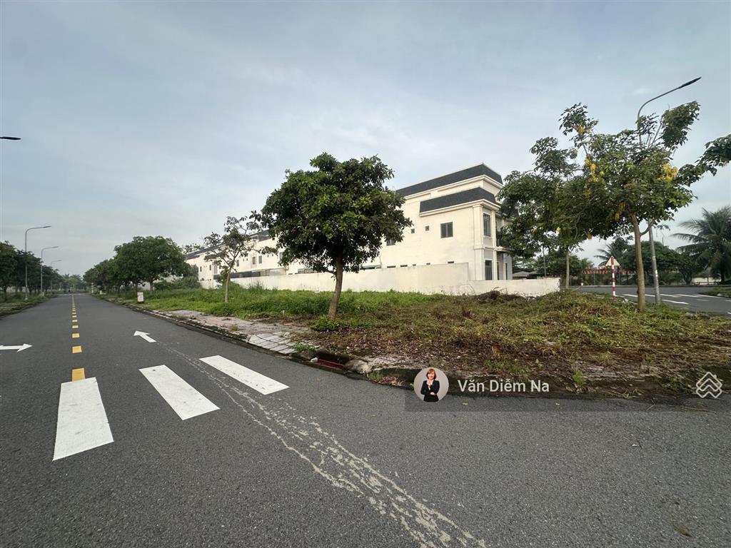 Lô góc ngã 4 hiếm có the sol city giá cắt lỗ 3,668 tỷ dt khủng 135m2, cạnh chợ hưng long
