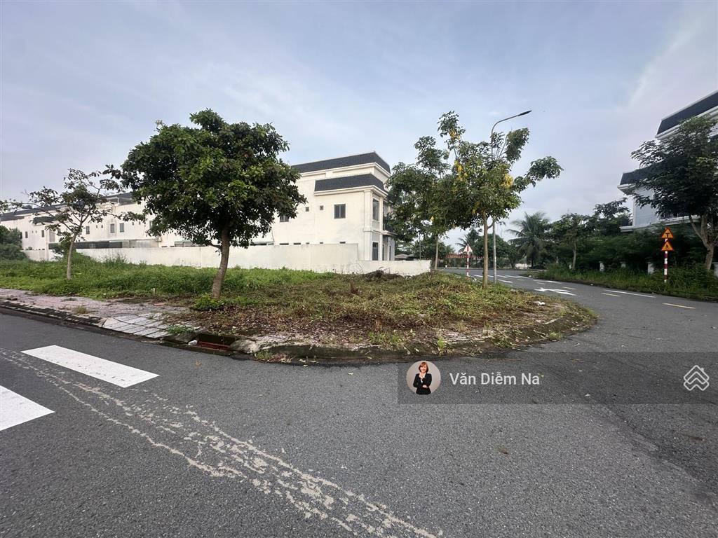 Lô góc ngã 4 hiếm có the sol city giá cắt lỗ 3,668 tỷ dt khủng 135m2, cạnh chợ hưng long