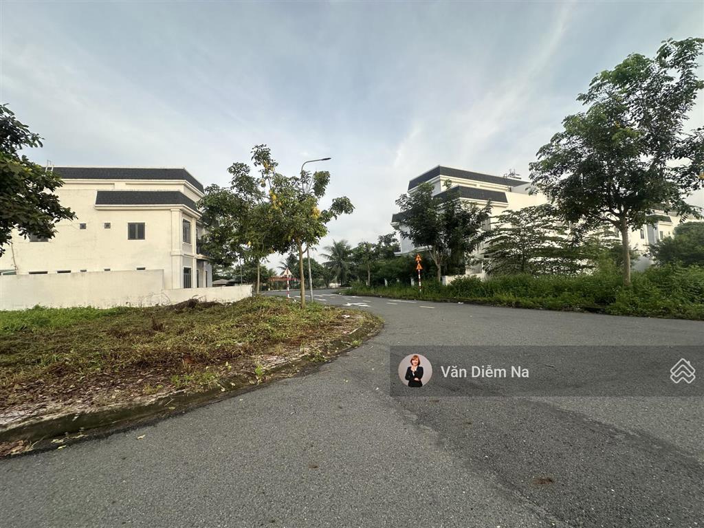 Lô góc ngã 4 hiếm có the sol city giá cắt lỗ 3,668 tỷ dt khủng 135m2, cạnh chợ hưng long
