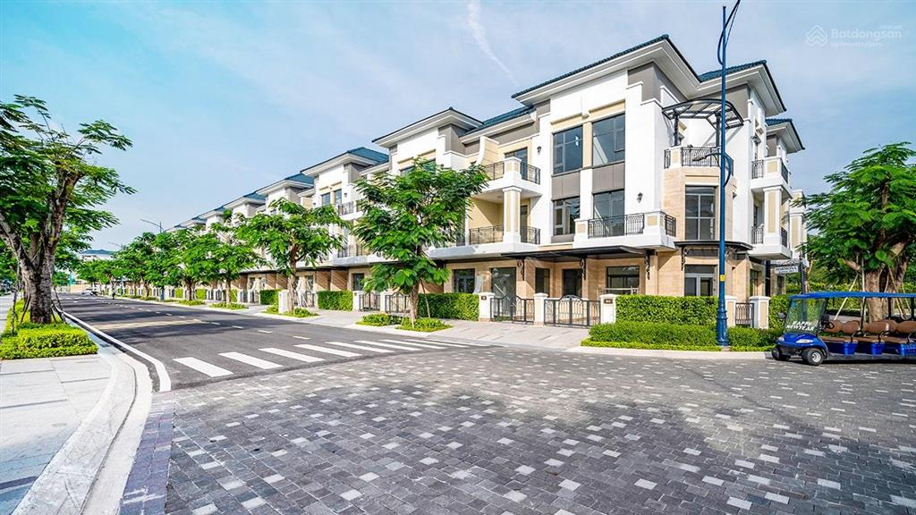 Chính chủ gửi bán verosa diện tích 6x17m, full nội thất siêu đẹp,  nam lê xem nhà thực tế