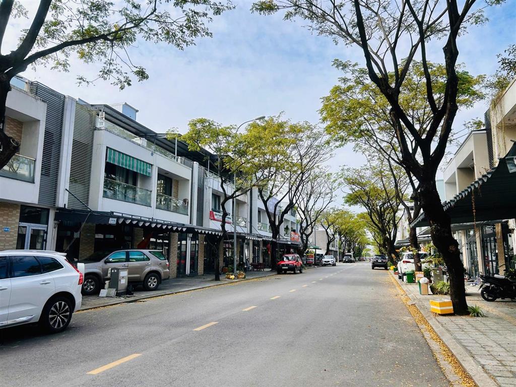 Bán nhanh căn nhà 2,5 tầng shophouse đường lớn tại fpt giá chỉ 6,1 tỷ!