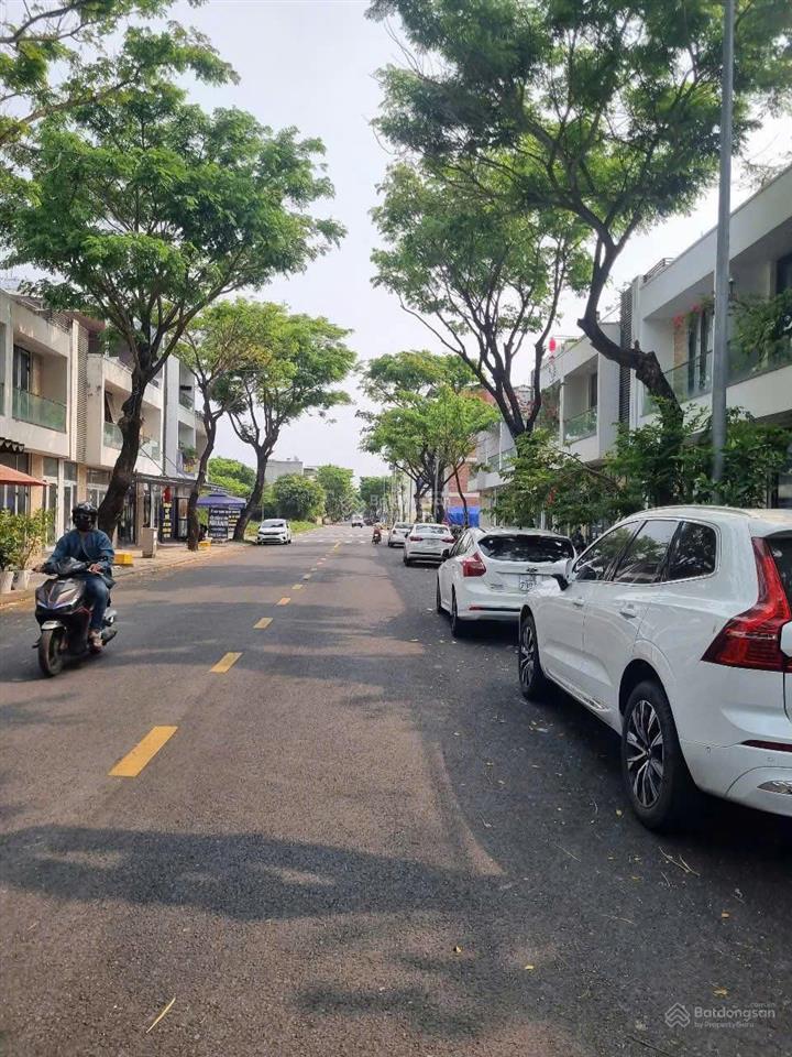 Bán nhanh căn nhà 2,5 tầng shophouse đường lớn tại fpt giá chỉ 6,1 tỷ!