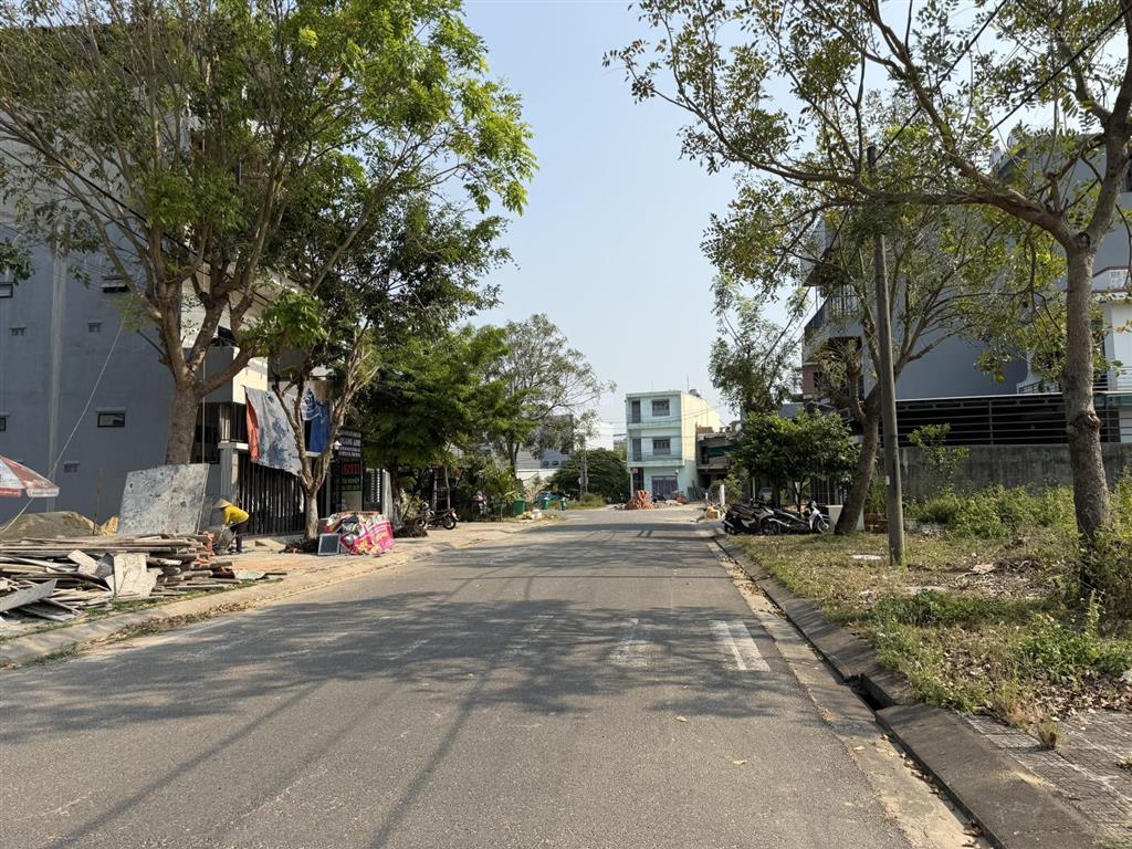 Chính chủ gửi bán góc 2 mặt tiền ngay đh fpt giá cạnh tranh hơn lô ống