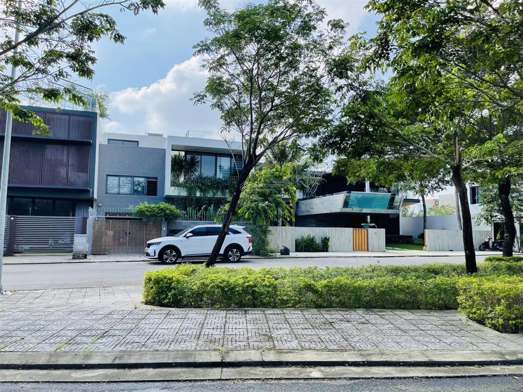 Biệt thự view kênh fpt giá sụp cần bán nhanh! 1 năm chỉ có 1 sp tại vị trí này chào bán!