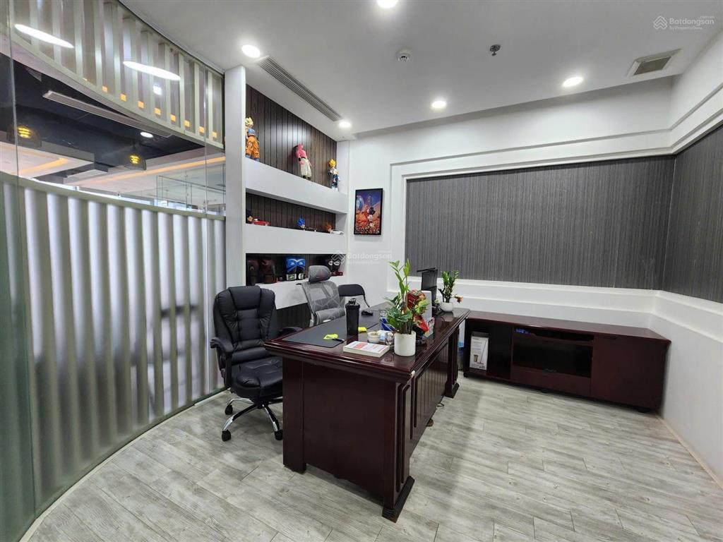 Cho thuê văn phòng ngoại giao đoàn, 100m2, chia sẵn phòng và sẵn nội thất giá 220 nghìn/m2/tháng