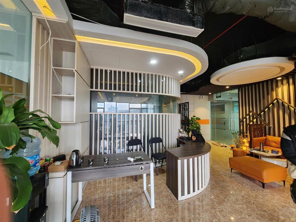 Cho thuê văn phòng ngoại giao đoàn, 100m2, chia sẵn phòng và sẵn nội thất giá 220 nghìn/m2/tháng