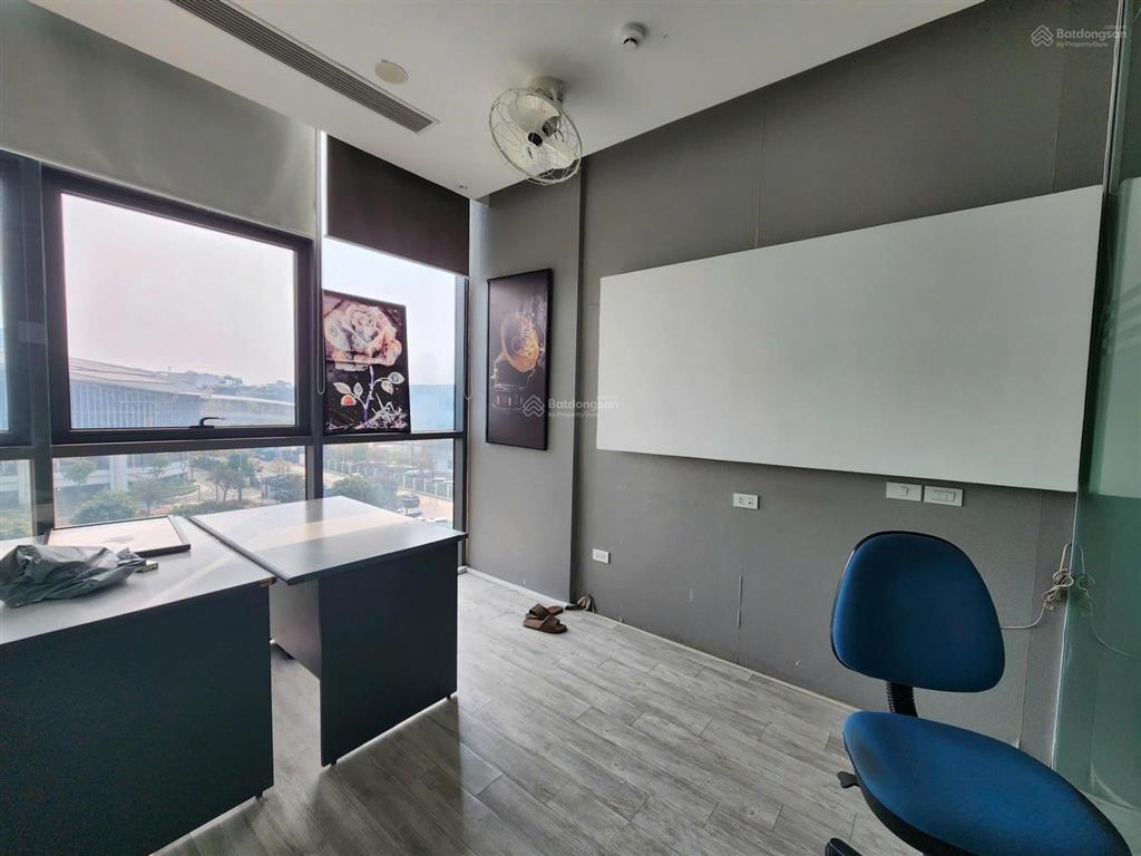 Cho thuê văn phòng ngoại giao đoàn, 100m2, chia sẵn phòng và sẵn nội thất giá 220 nghìn/m2/tháng