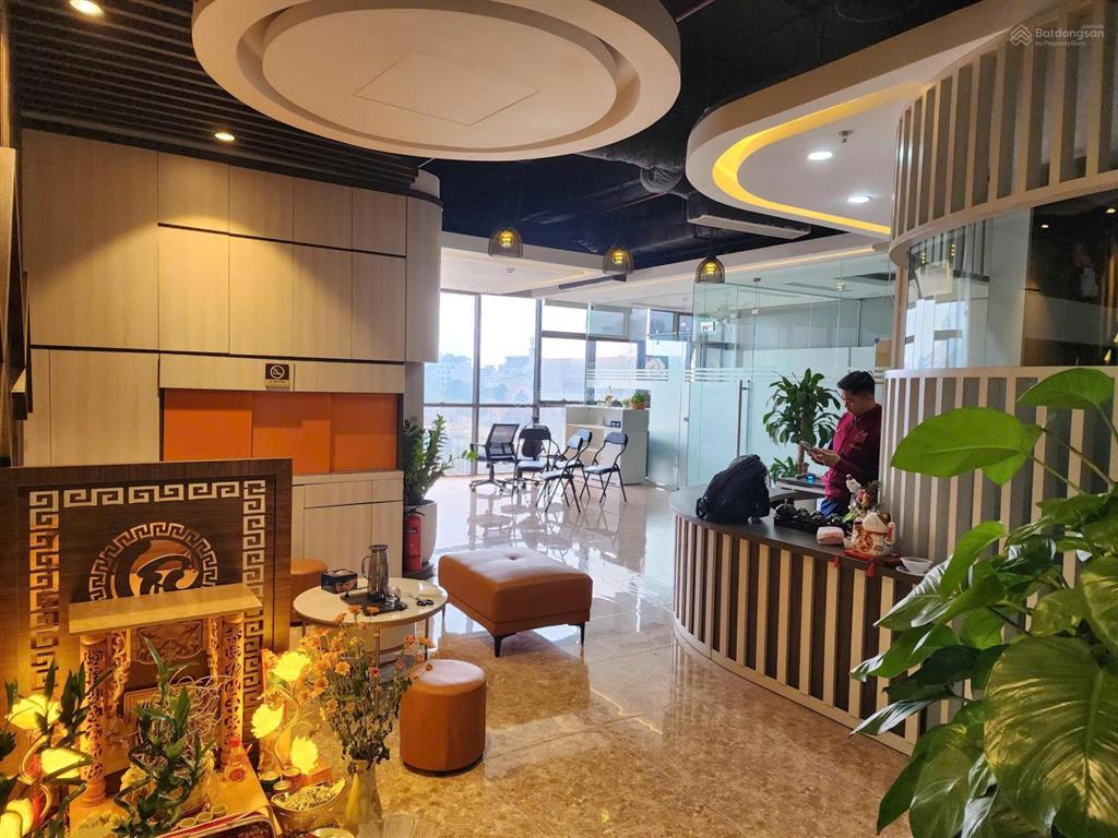 Cho thuê văn phòng ngoại giao đoàn, 100m2, chia sẵn phòng và sẵn nội thất giá 220 nghìn/m2/tháng