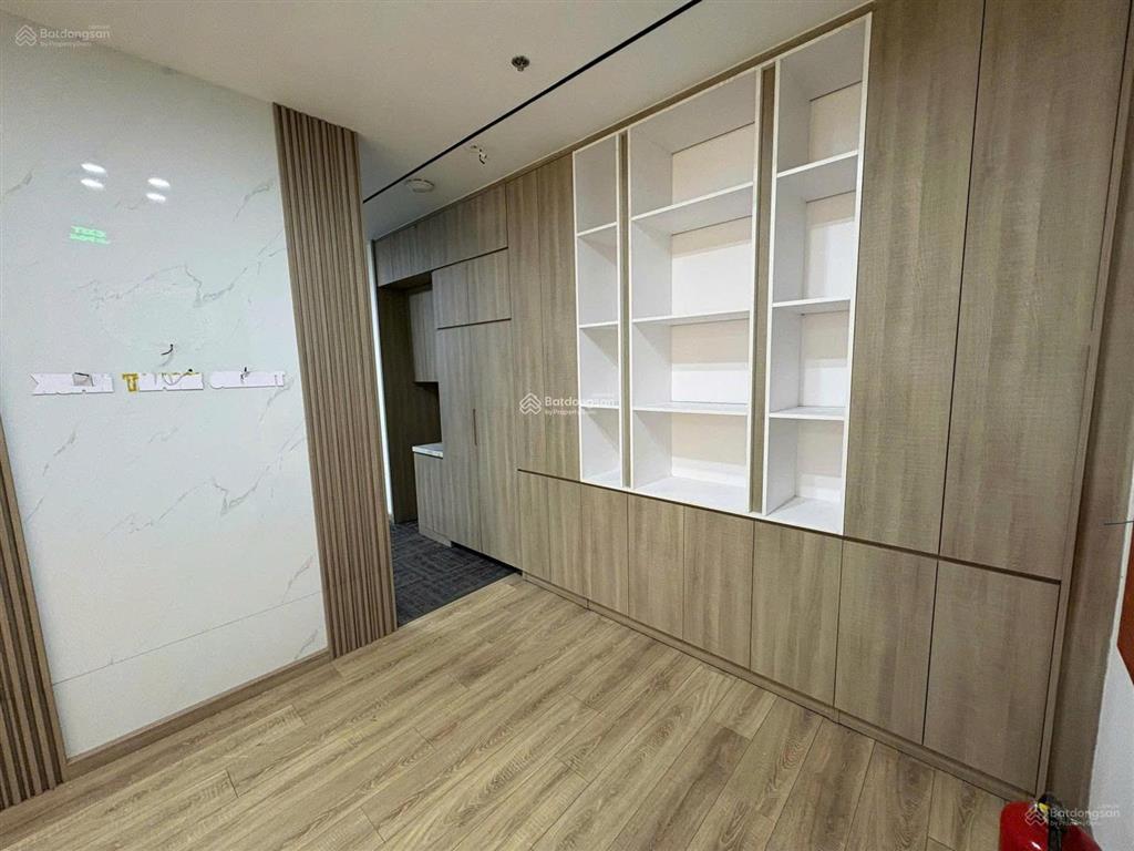 Chính chủ cho thuê văn phòng royal city nguyễn trãi, dt 216m2 giá 300.000/m2 full nội thất