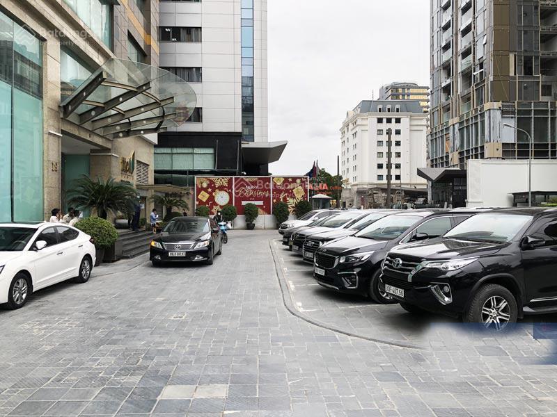 Cho thuê vp ttc 19 duy tân 300m2 cắt từ 100m2 sẵn nội thất vào được luôn