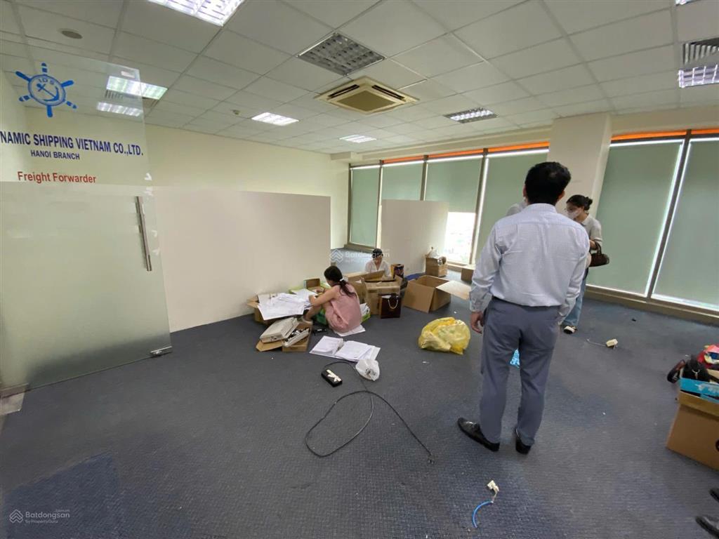 Cho thuê vp ttc 19 duy tân 300m2 cắt từ 100m2 sẵn nội thất vào được luôn