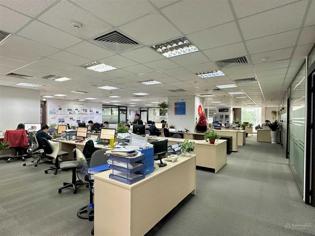 Cần cho thuê 450m2 tại kđt văn khê, giá 30tr/tháng. bàn giao đầy đủ trần sàn điều hòa.