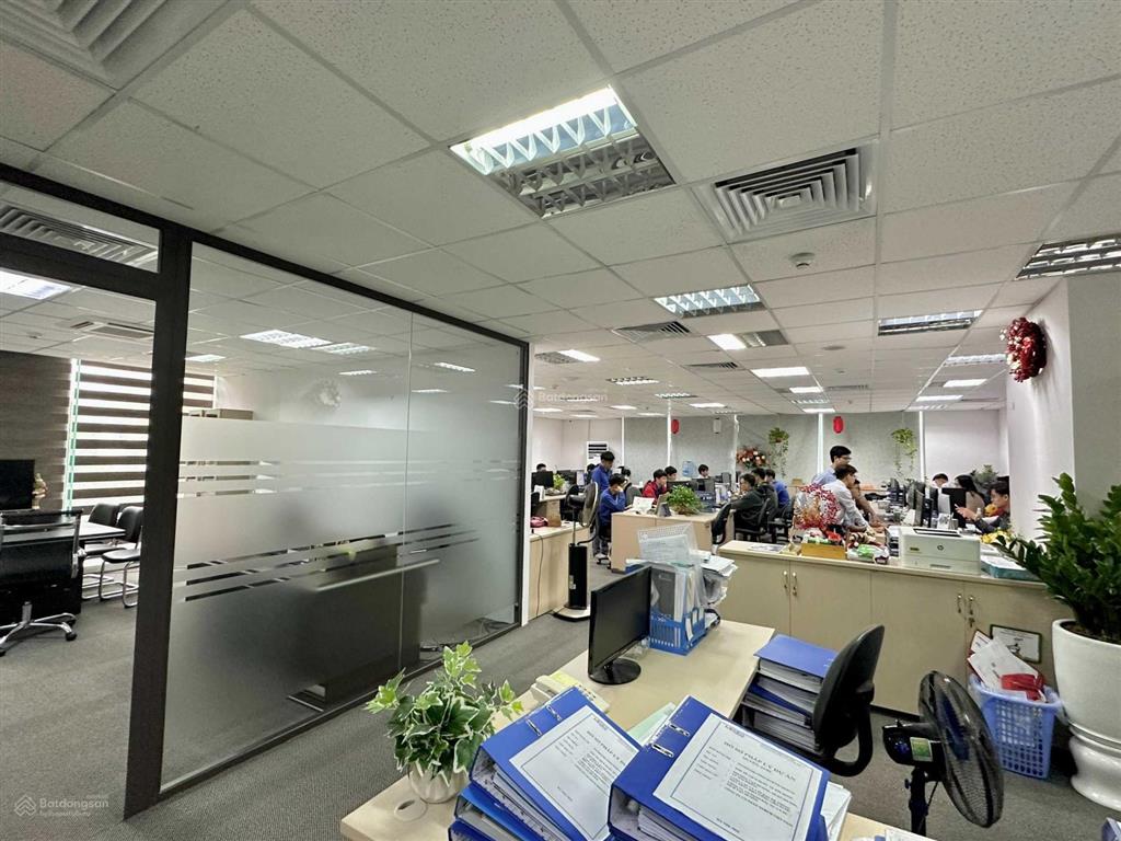 Cần cho thuê 450m2 tại kđt văn khê, giá 30tr/tháng. bàn giao đầy đủ trần sàn điều hòa.