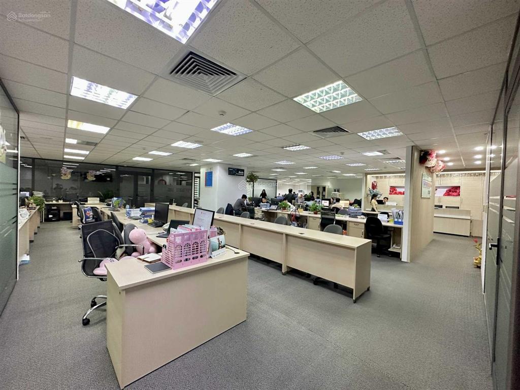 Cần cho thuê 450m2 tại kđt văn khê, giá 30tr/tháng. bàn giao đầy đủ trần sàn điều hòa.