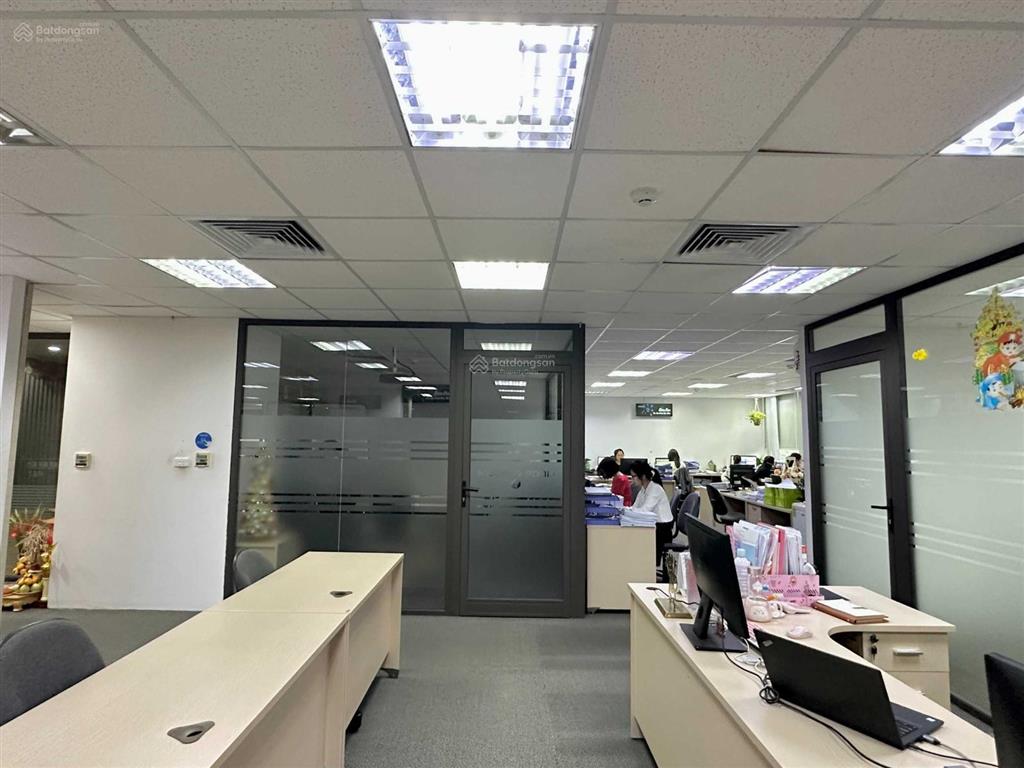 Cần cho thuê 450m2 tại kđt văn khê, giá 30tr/tháng. bàn giao đầy đủ trần sàn điều hòa.