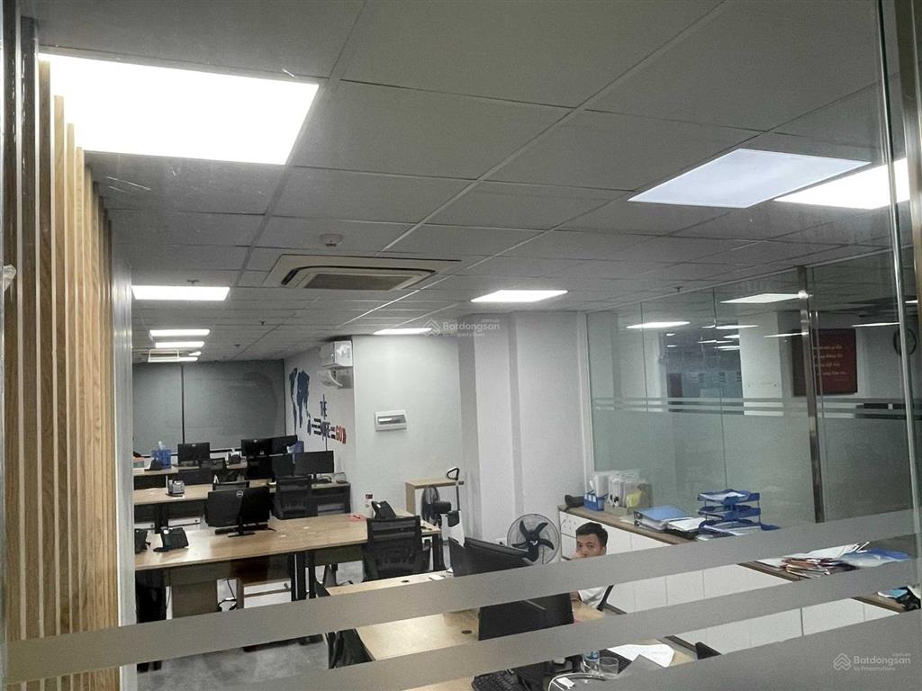 Sang nhượng 172m2 tòa hoàng ngân plaza, giá 300.000đ/m2/tháng, bàn giao điều hòa, trần, sàn
