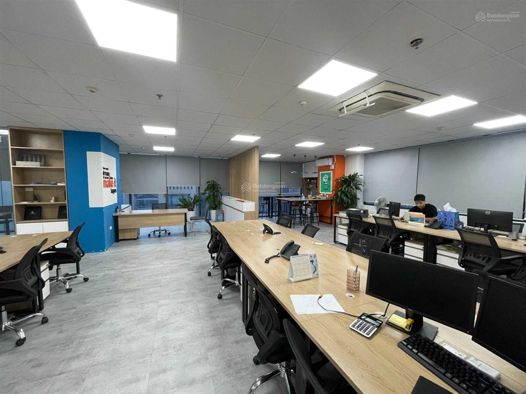 Sang nhượng 172m2 tòa hoàng ngân plaza, giá 300.000đ/m2/tháng, bàn giao điều hòa, trần, sàn