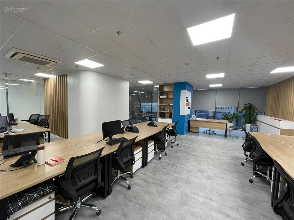 Sang nhượng 172m2 tòa hoàng ngân plaza, giá 300.000đ/m2/tháng, bàn giao điều hòa, trần, sàn