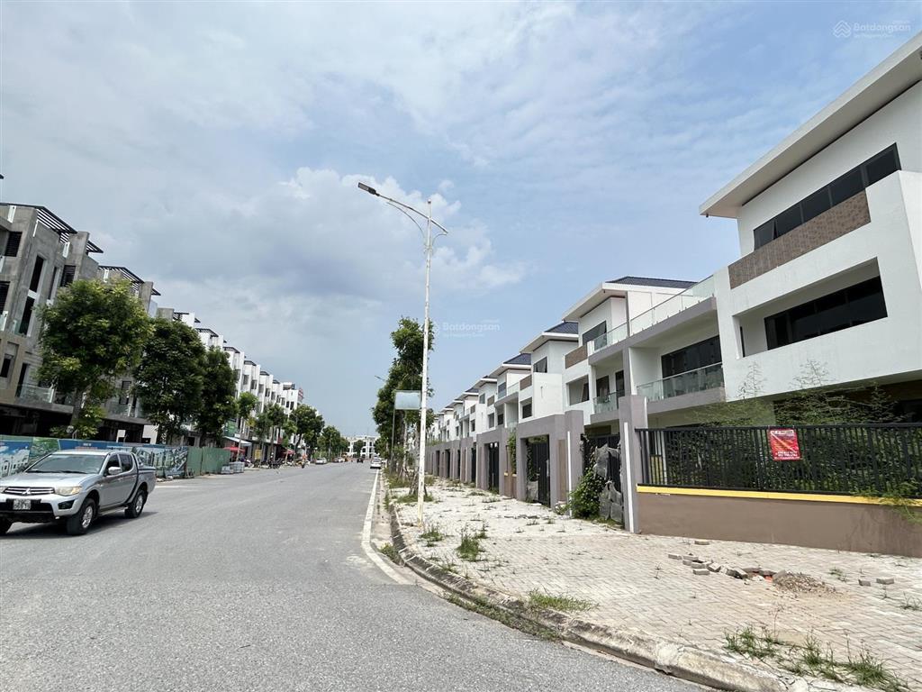 Khu biệt thự b2.2  dt 200m đất  giá chỉ 83tr/m