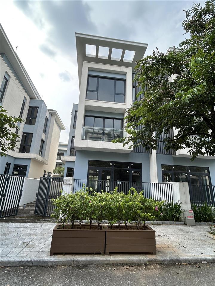 Gấp  g4 an quý  dãy có đường hoa  lô áp góc sát công viên  198m2 x 3 tầng nhà thô  giá 33 tỷ