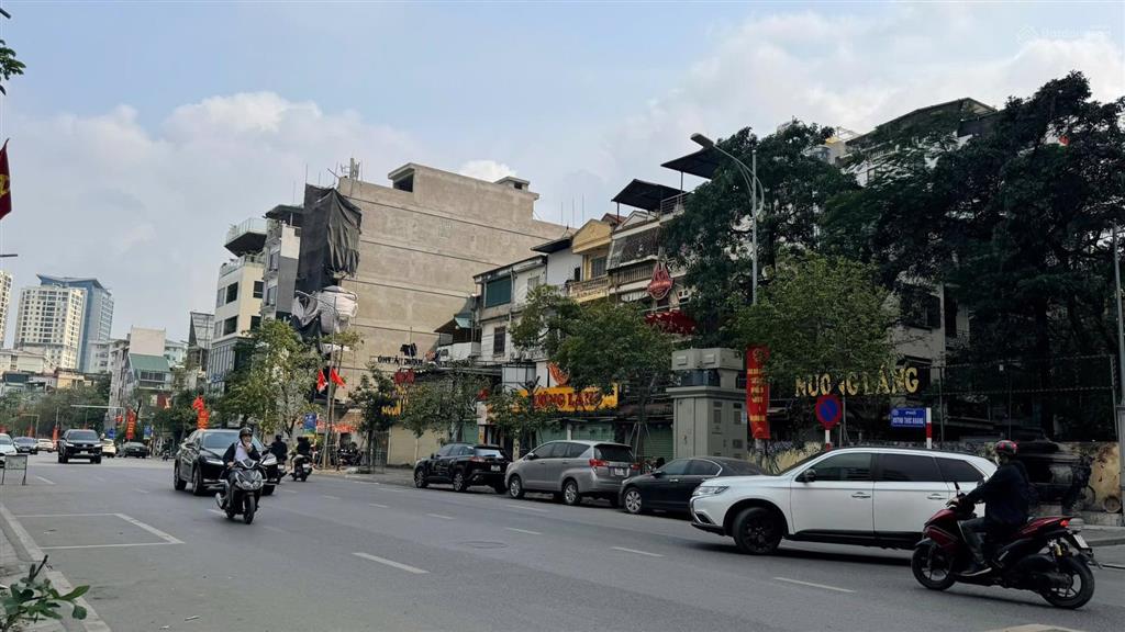 Lô góc 3 thoáng  150m2 mặt phố huỳnh thúc kháng kéo dài mt 8m.