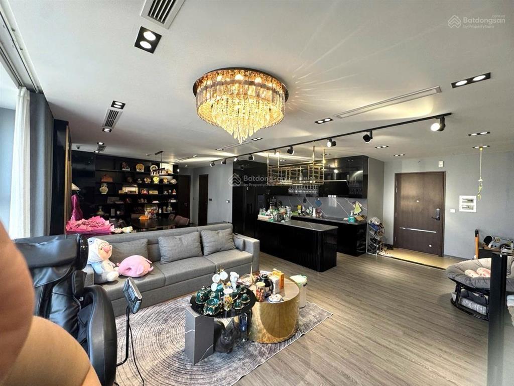 Hiếm. bán căn hộ cc 249 thụy khuê. dt 141m2 lô góc. thiết kế 3 ngủ 2 vs. full nội thất nhập khẩu.