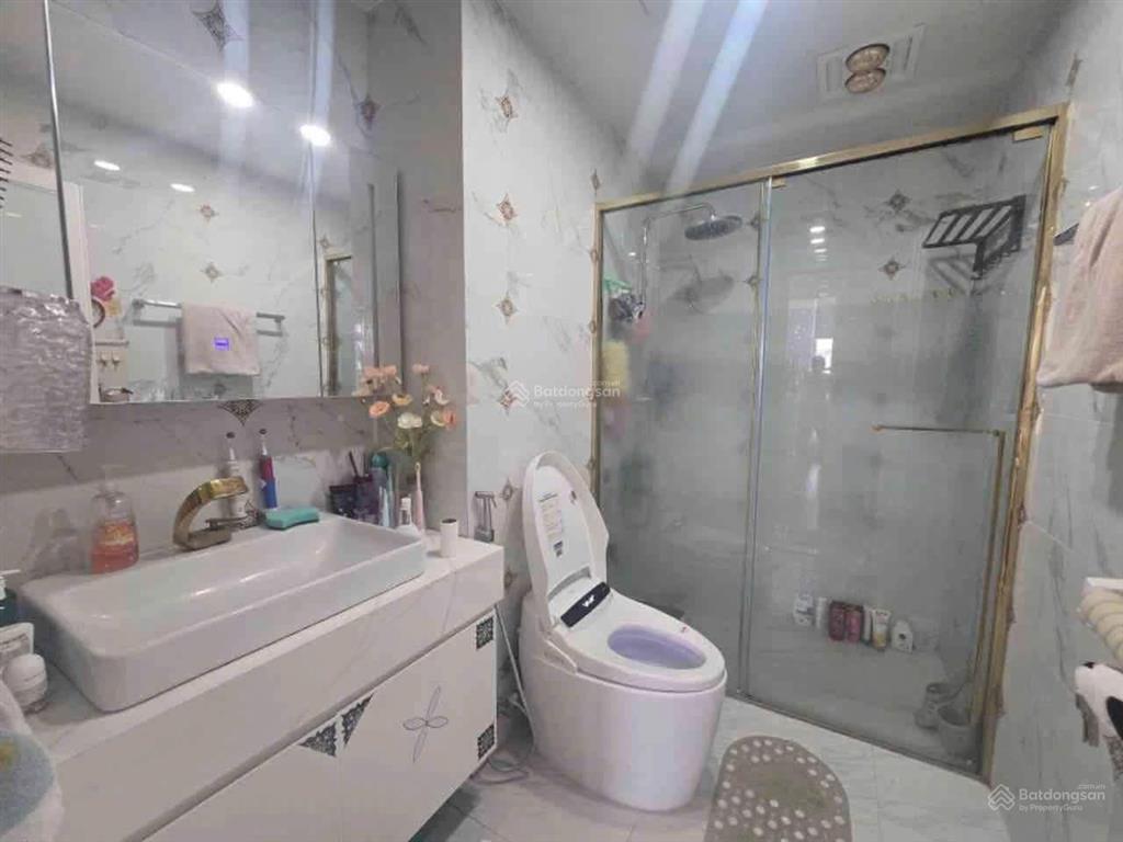 Bán gấp chung cư b6 giảng võ. dt 127m2 thiết kế 4 ngủ 2 vs. tầng trung. full nội thất. ở ngay.
