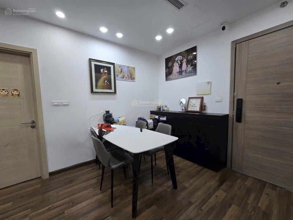 Hiếm nhà bán. bán chung cư b6 giảng võ. dt77m2 thiết kế 2 ngủ 2 vs. tầng cao. full nội thất. ở ngay