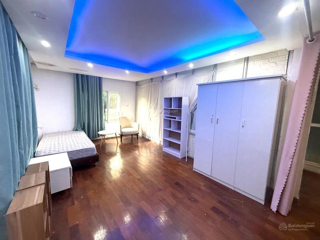Bán gấp tập thể tầng 3 ngõ 12 phố đào tấn. dt 70m2 2 ngủ. lô góc 2 thoáng. ô tô đỗ chân cầu thang