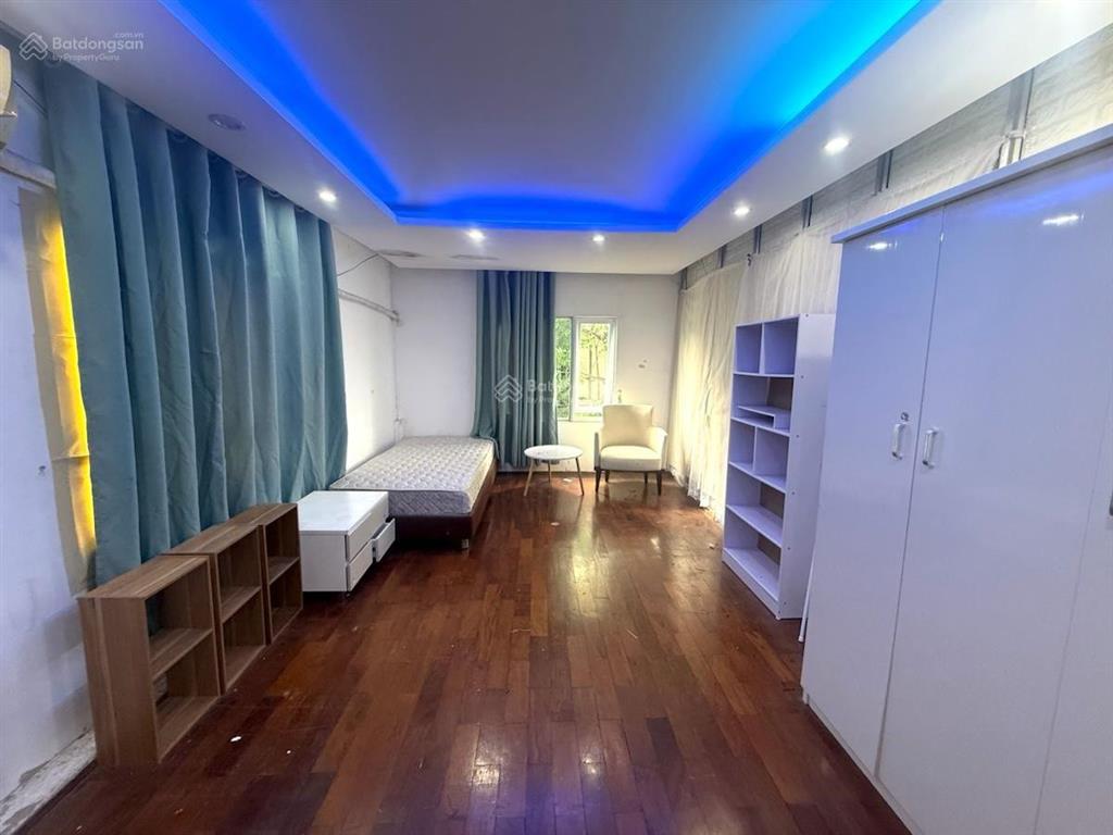 Bán gấp tập thể tầng 3 ngõ 12 phố đào tấn. dt 70m2 2 ngủ. lô góc 2 thoáng. ô tô đỗ chân cầu thang