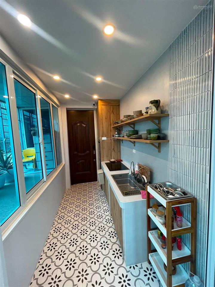 Hiếm. bán tập thể tầng 3 phố linh lang. dt 70m2. thiết kế 2 ngủ. lô góc 2 thoáng. ô tô đỗ cửa