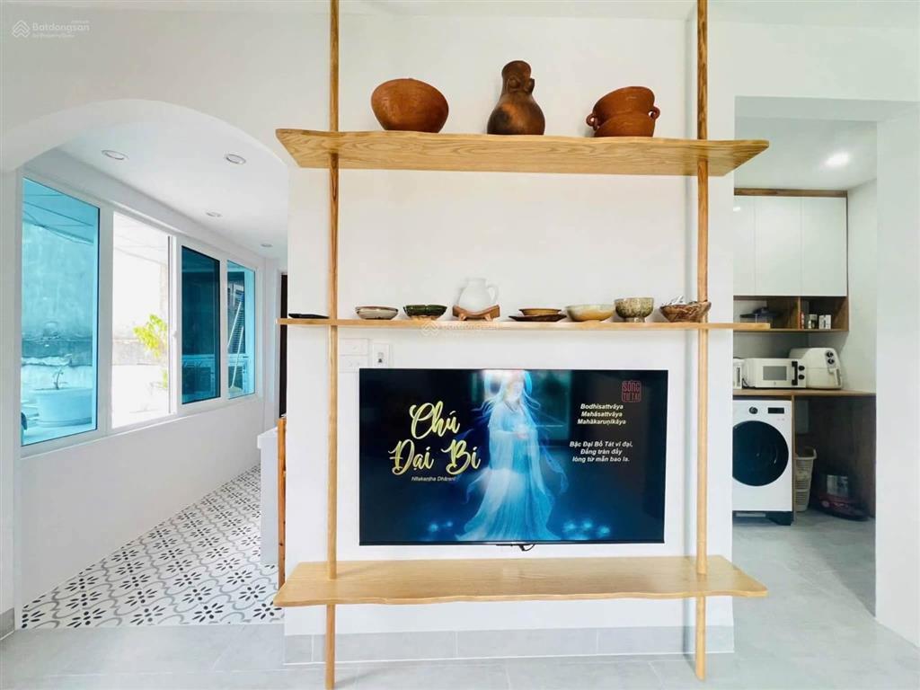Hiếm. bán tập thể tầng 3 phố linh lang. dt 70m2. thiết kế 2 ngủ. lô góc 2 thoáng. ô tô đỗ cửa