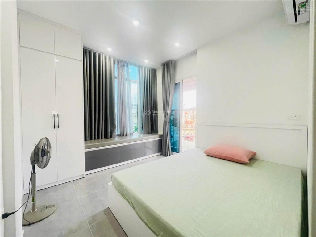 Hiếm. bán tập thể tầng 3 phố linh lang. dt 70m2. thiết kế 2 ngủ. lô góc 2 thoáng. ô tô đỗ cửa
