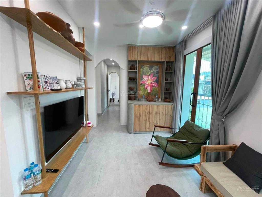 Hiếm. bán tập thể tầng 3 phố linh lang. dt 70m2. thiết kế 2 ngủ. lô góc 2 thoáng. ô tô đỗ cửa