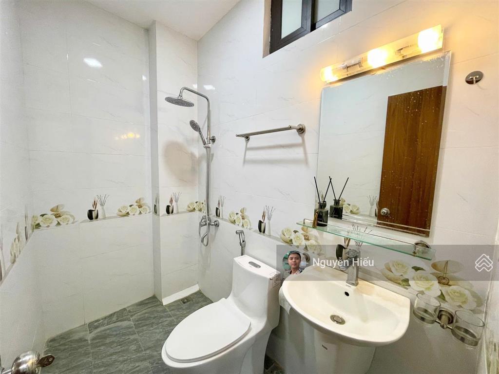 Cho thuê phòng hoàng hoa thám, ban công, đủ nội thất, pccc tốt, tiện đi lại, chỉ 4.x triệu