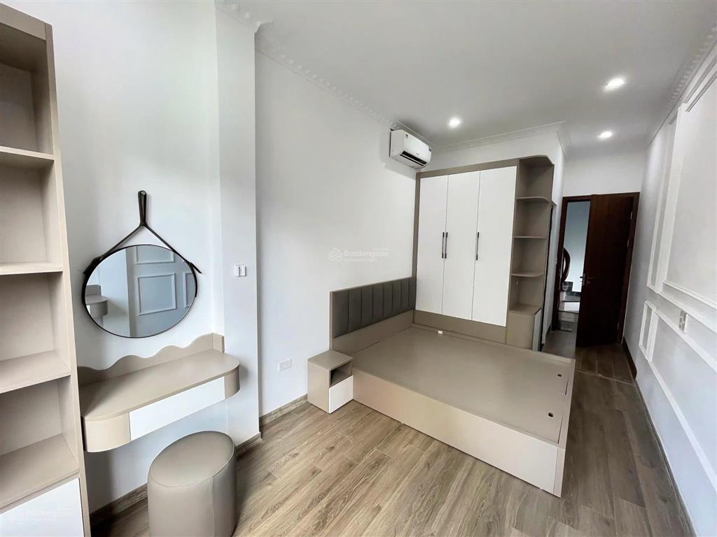 Cho thuê nhà ngọc khánh 30m2 x 6 tầng x 4 ngủ, full đồ, nhà mới xây, cách mặt đường 10m, ở luôn